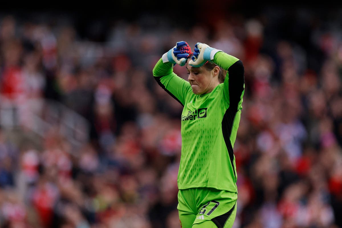 Manchester United&rsquo;s catastrophic collapse gifts Arsenal second chance in WSL title race