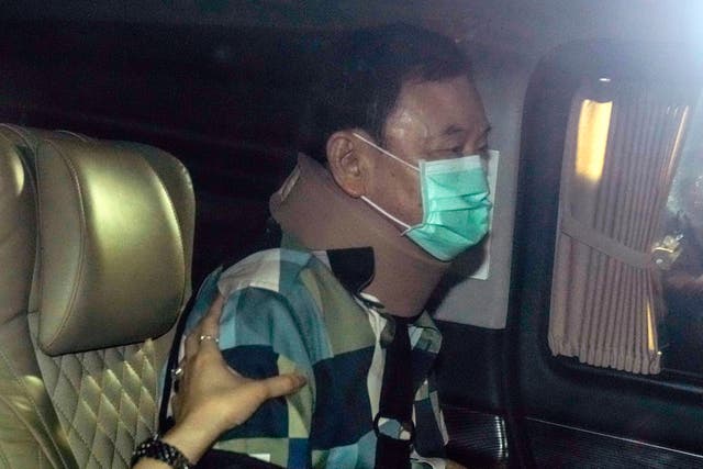 <p>Thaksin Shinawatra seen in a car wearing neck band and mask after leaving hospital on Sunday morning  </p>