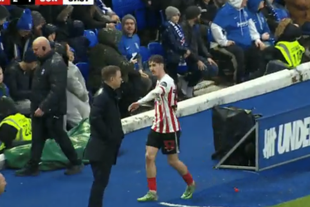 <p>Sunderland defender Trai Hume offers his hand to manager Michael Beale, who does not react</p>