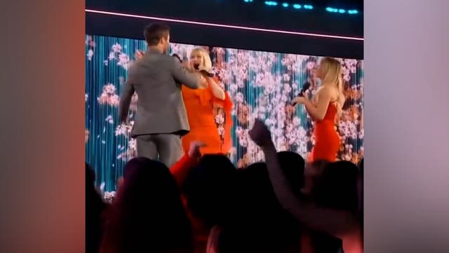 <p>Sydney Sweeney and Glen Powell sing ‘Unwritten’ as Natasha Bedingfield makes surprise People’s Choice Awards appearance.</p>