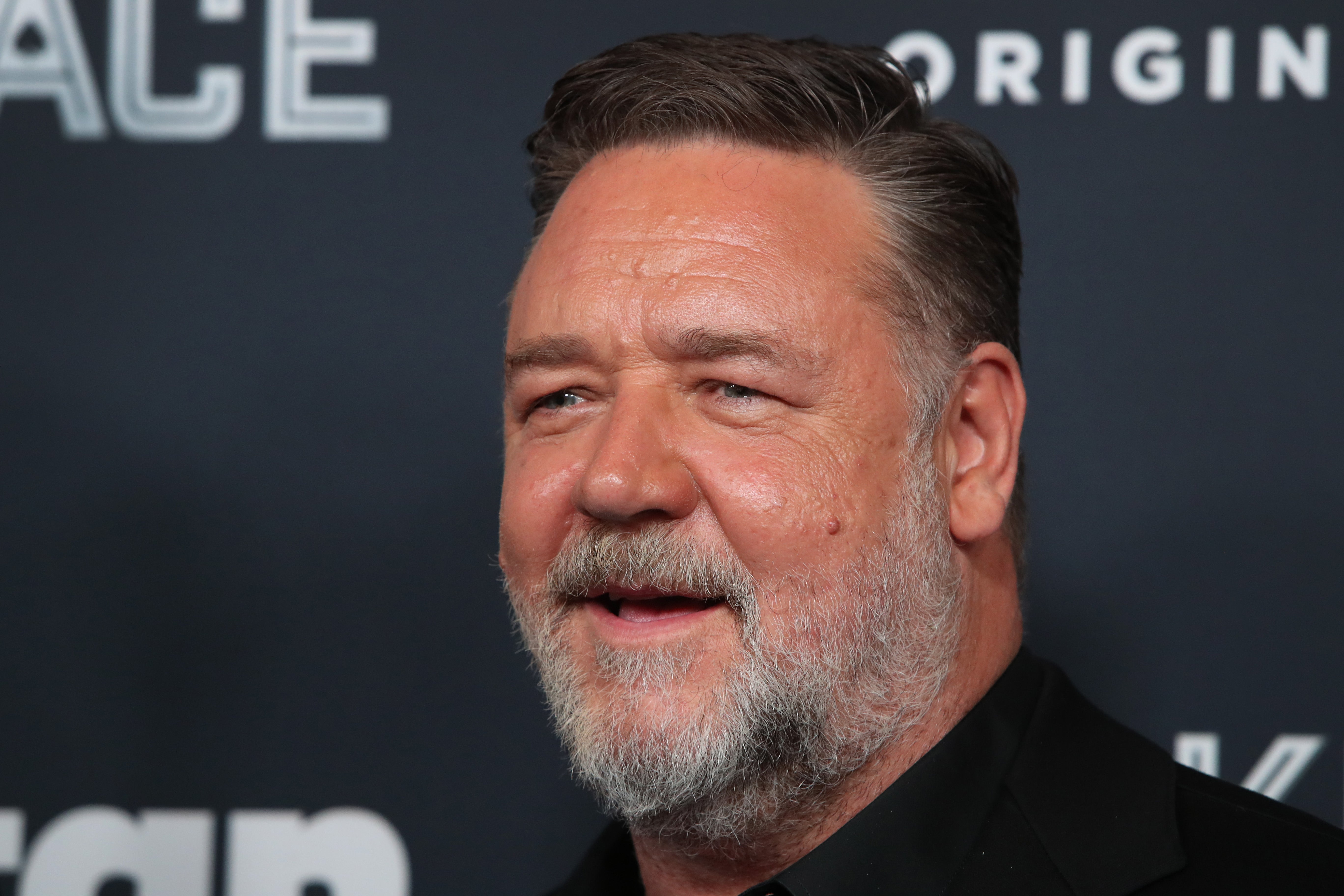 Russell Crowe will host a garden party at Glastonbury