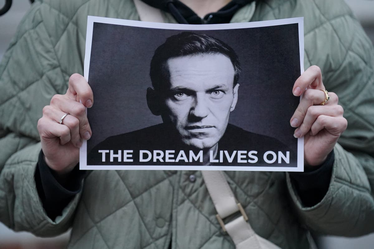 A última morte de Alexei Navalny: Putin promove funcionário da prisão acusado de torturar o líder da oposição