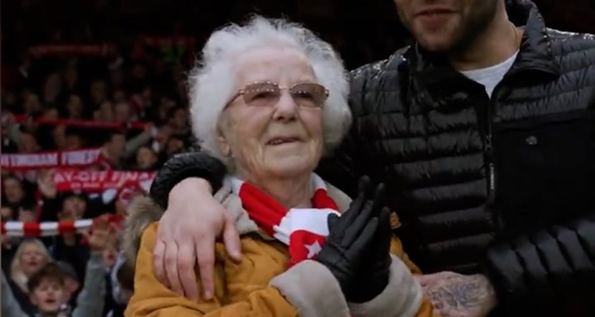 Lifelong Nottingham Forest fan who lost eyesight fulfils wish of hearing ‘Mull of Kintyre’