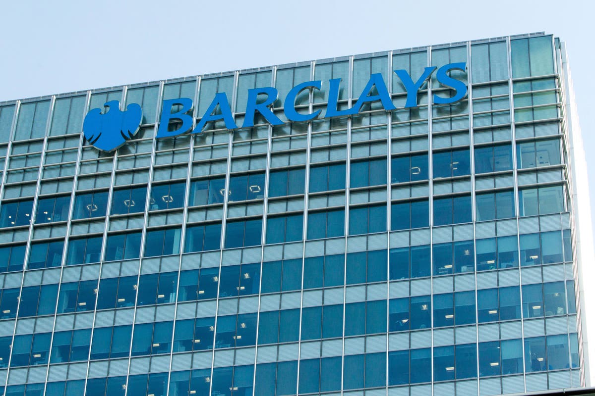 Barclays lifts cap on bonuses for bankers in UK