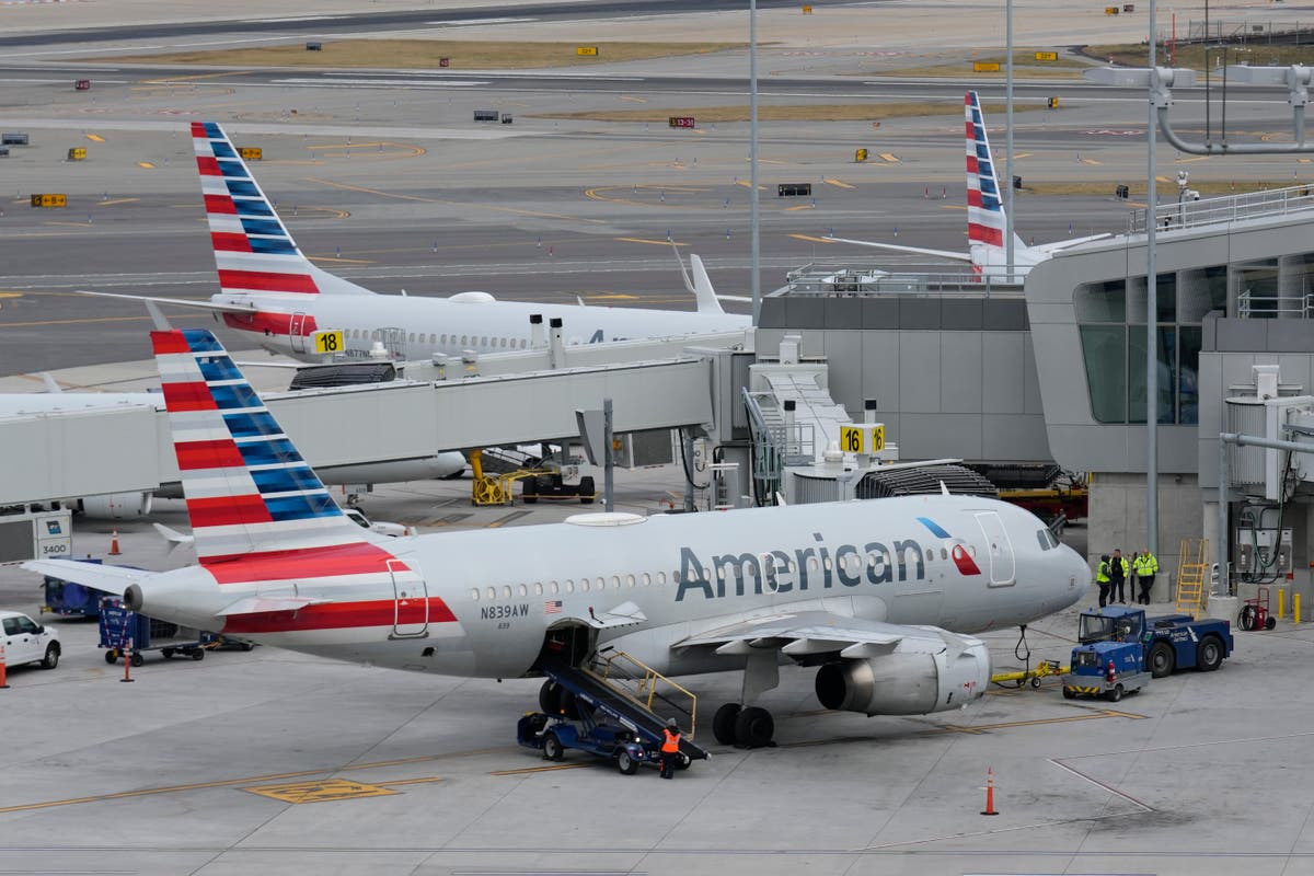 American Airlines plane forced to land 250 miles into flight due to crack in windshield