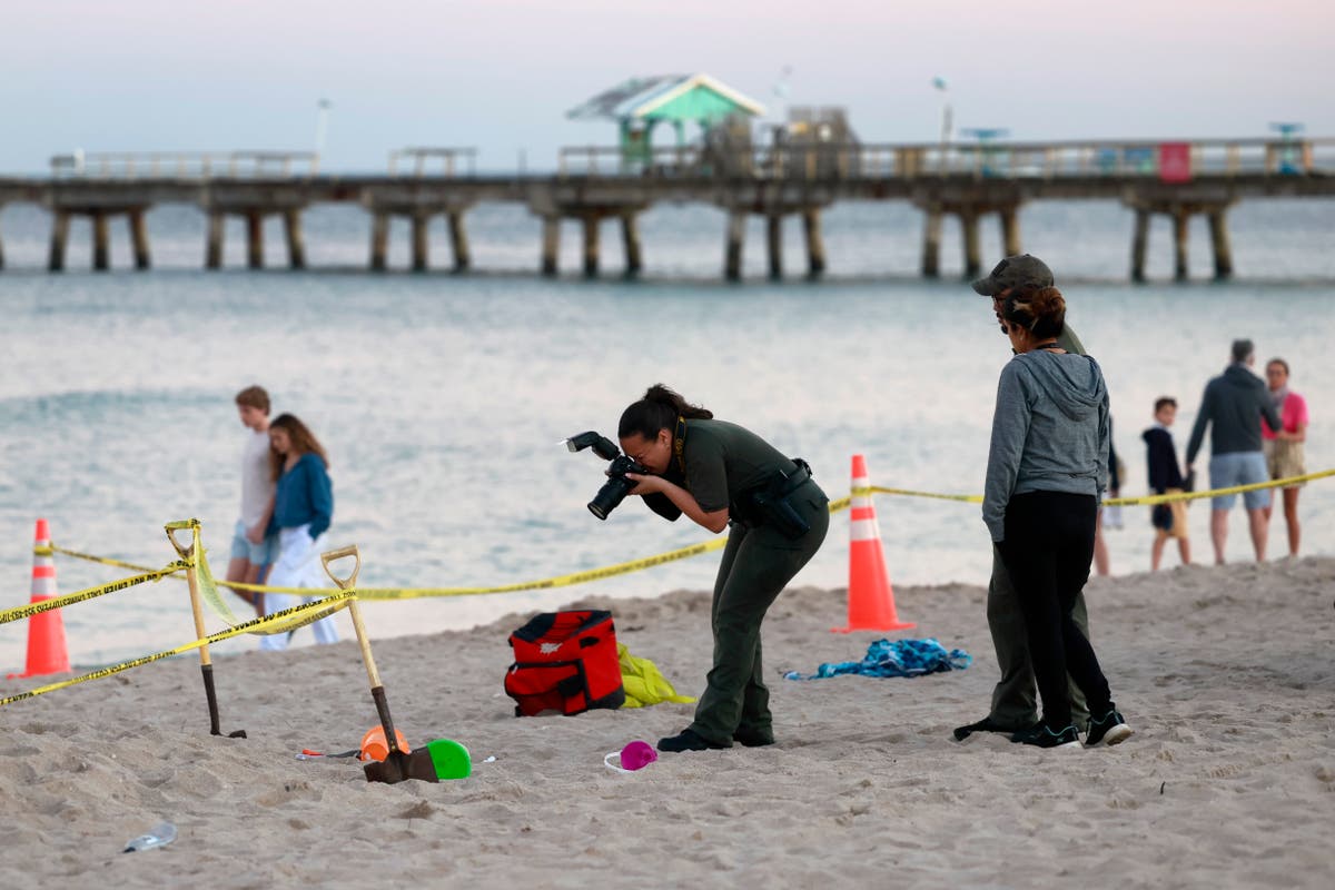 Young girl dies after tragic accident while digging hole in sand on beach - Vimarsana News