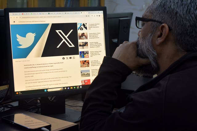 <p>File. A man reads news of social media platform X blockade on a computer in Peshawar, Pakistan, on 21 February 2024</p>