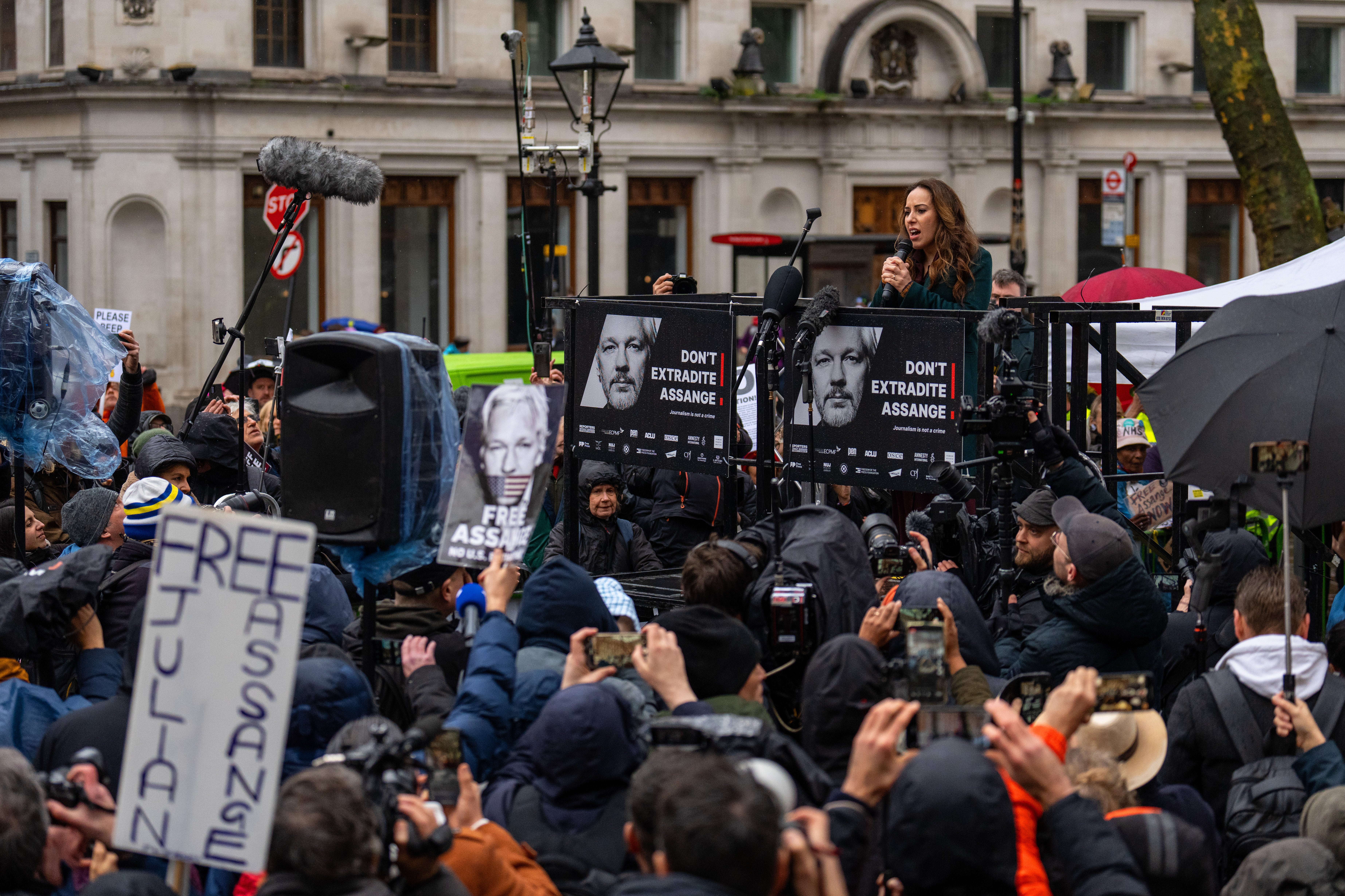 Stella Assange addressed crowds of supporters outside the High Court in London