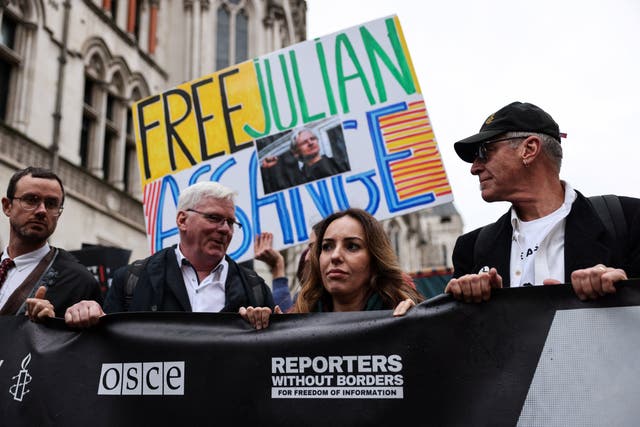 <p>La esposa del fundador de WikiLeaks, Julian Assange, Stella Assange (2ª dcha.), acompañada por el editor jefe de Wikileaks, Kristinn Hrafnsson (2ª izda.), participa en una marcha desde los Tribunales Reales de Justicia, el Tribunal Supremo británico, en el centro de Londres, el 21 de febrero de 2024</p>