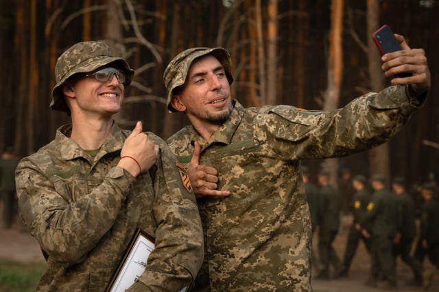 <p>Newly recruited soldiers of the 3rd assault brigade take selfie to mark the end of their training </p>