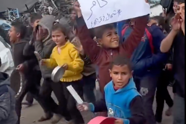 <p>Children in northern Gaza organised a protest to plea for an end to the bombardment and food shortages, as the death toll in Gaza nears 30,000</p>