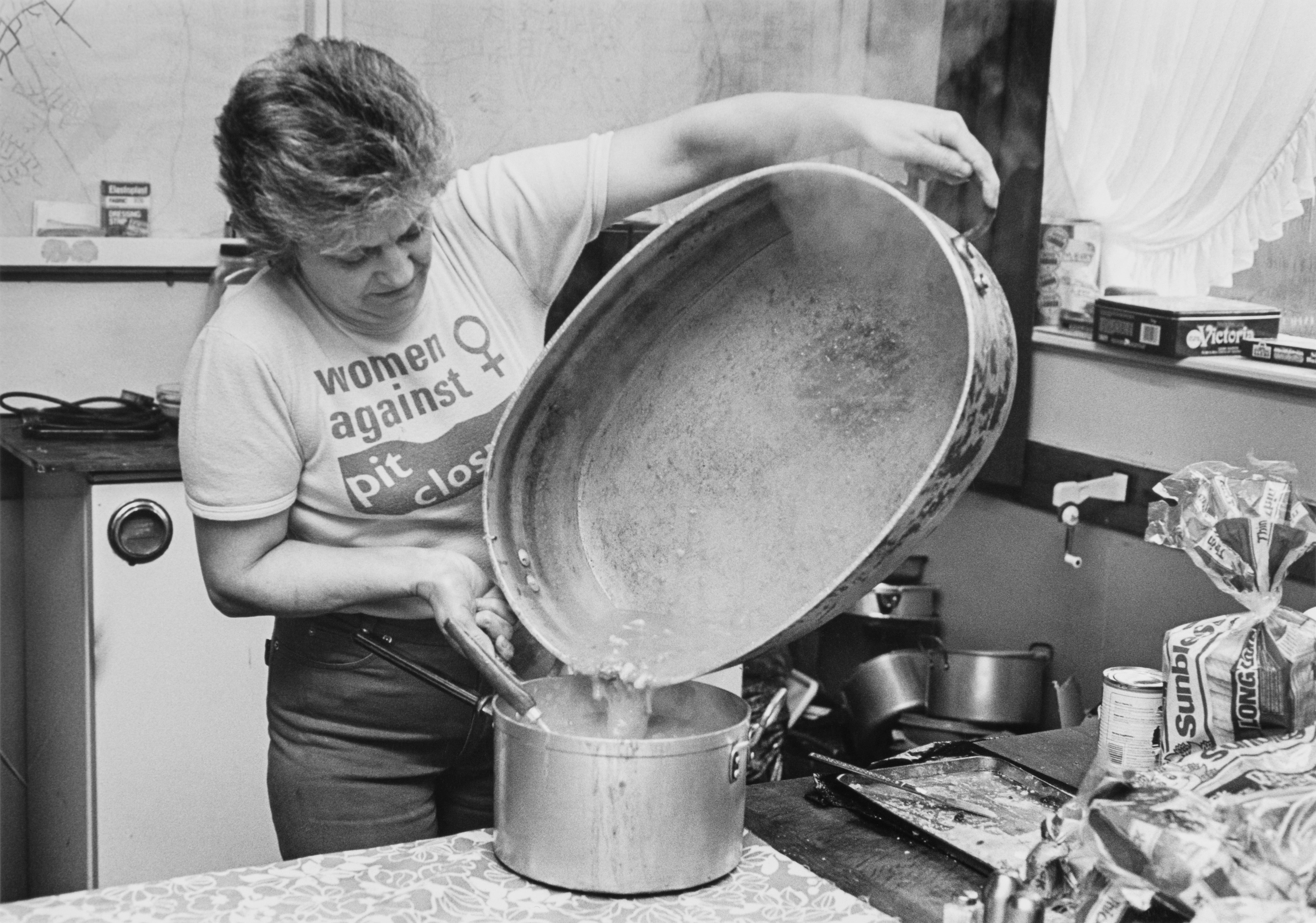 Dot Hickling helping organise and run the miners’ kitchen in Hucknall, Nottinghamshire