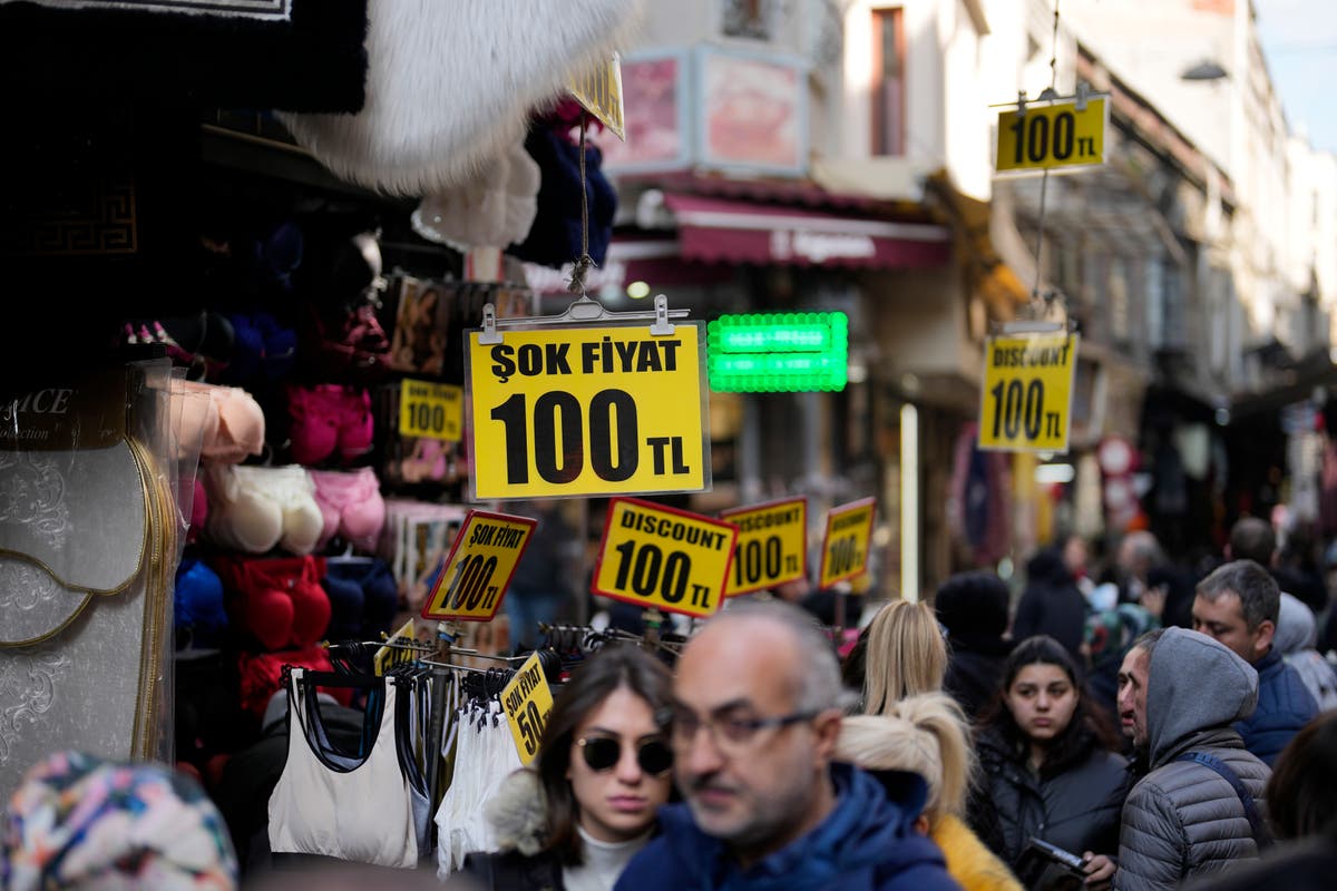 Türkiye Merkez Bankası bir dizi artışa ara vererek faiz oranını değiştirmedi Türkiye Merkez Bankası bir dizi artışa ara vererek faiz oranını değiştirmedi