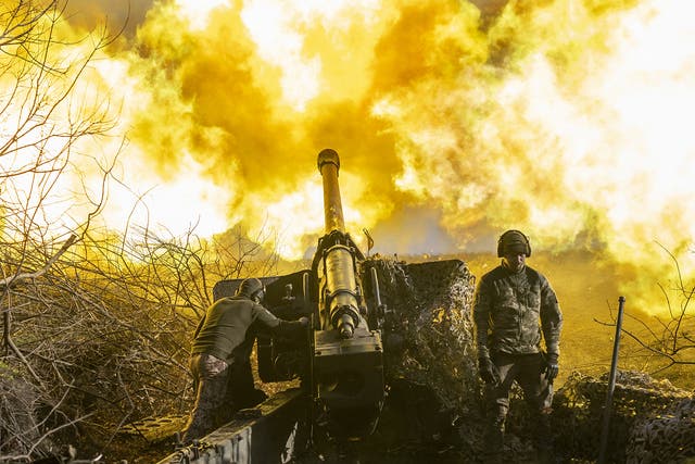 <p>Ukrainian soldiers fires towards Russian positions outside Bakhmut </p>