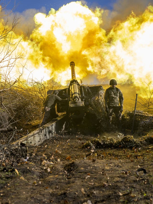 <p>Ukrainian soldiers fires towards Russian positions outside Bakhmut </p>