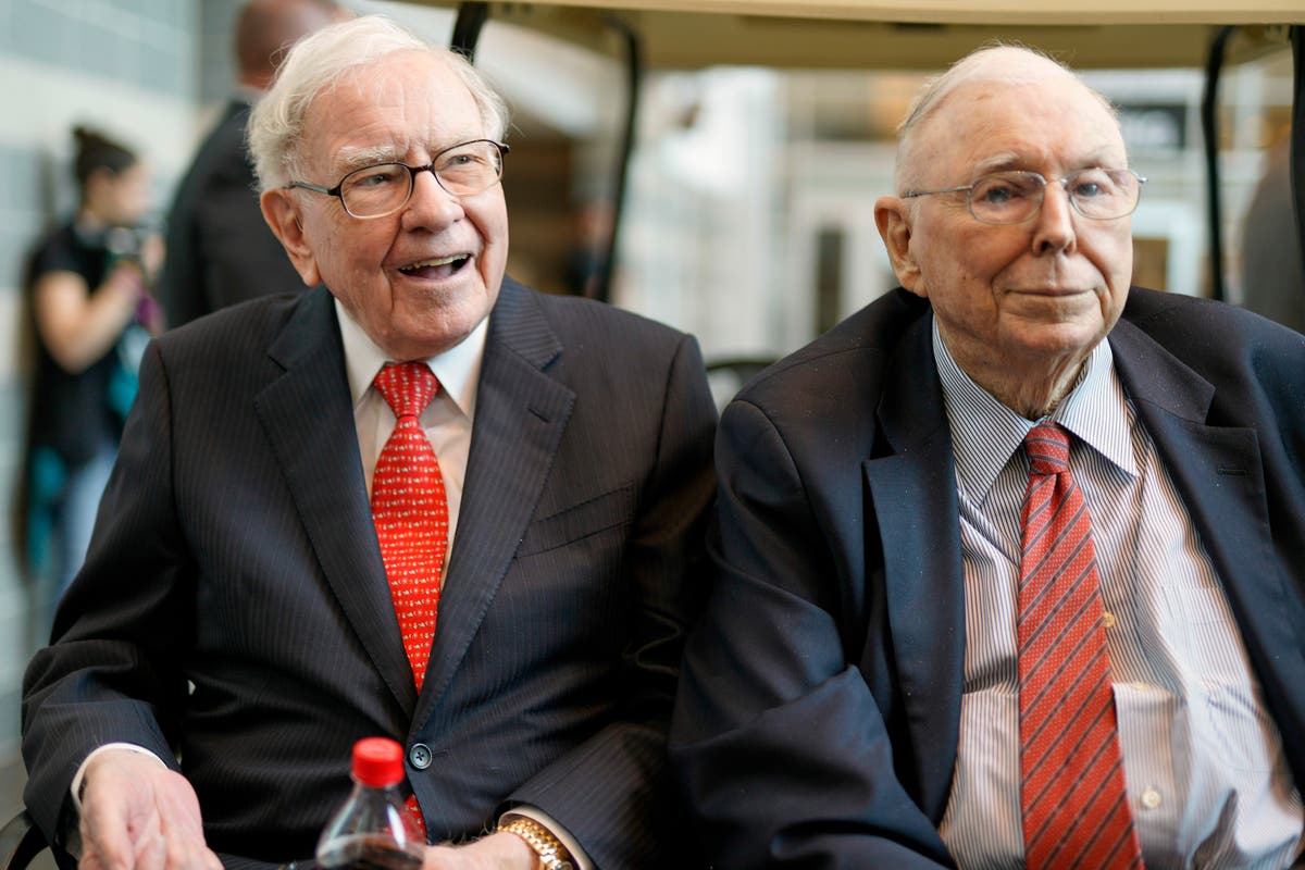 Warren Buffett tells investors to ignore Wall Street pundits while paying tribute to Charlie Munger