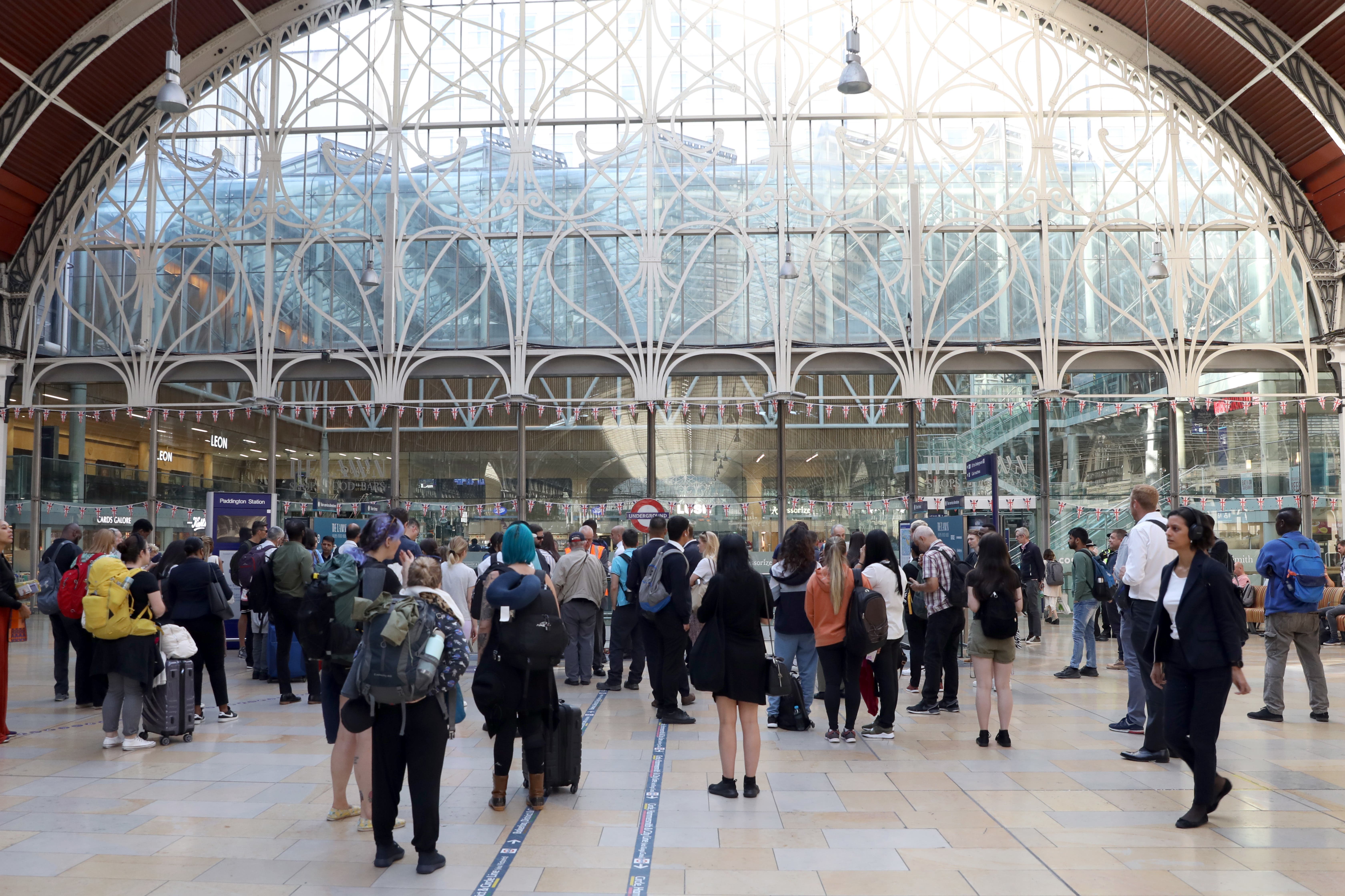 London's Paddington Station forced to shut down amid heavy flooding - Vimarsana News
