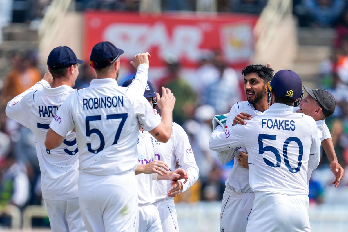 Spinners keep England&rsquo;s hopes of unlikely victory alive