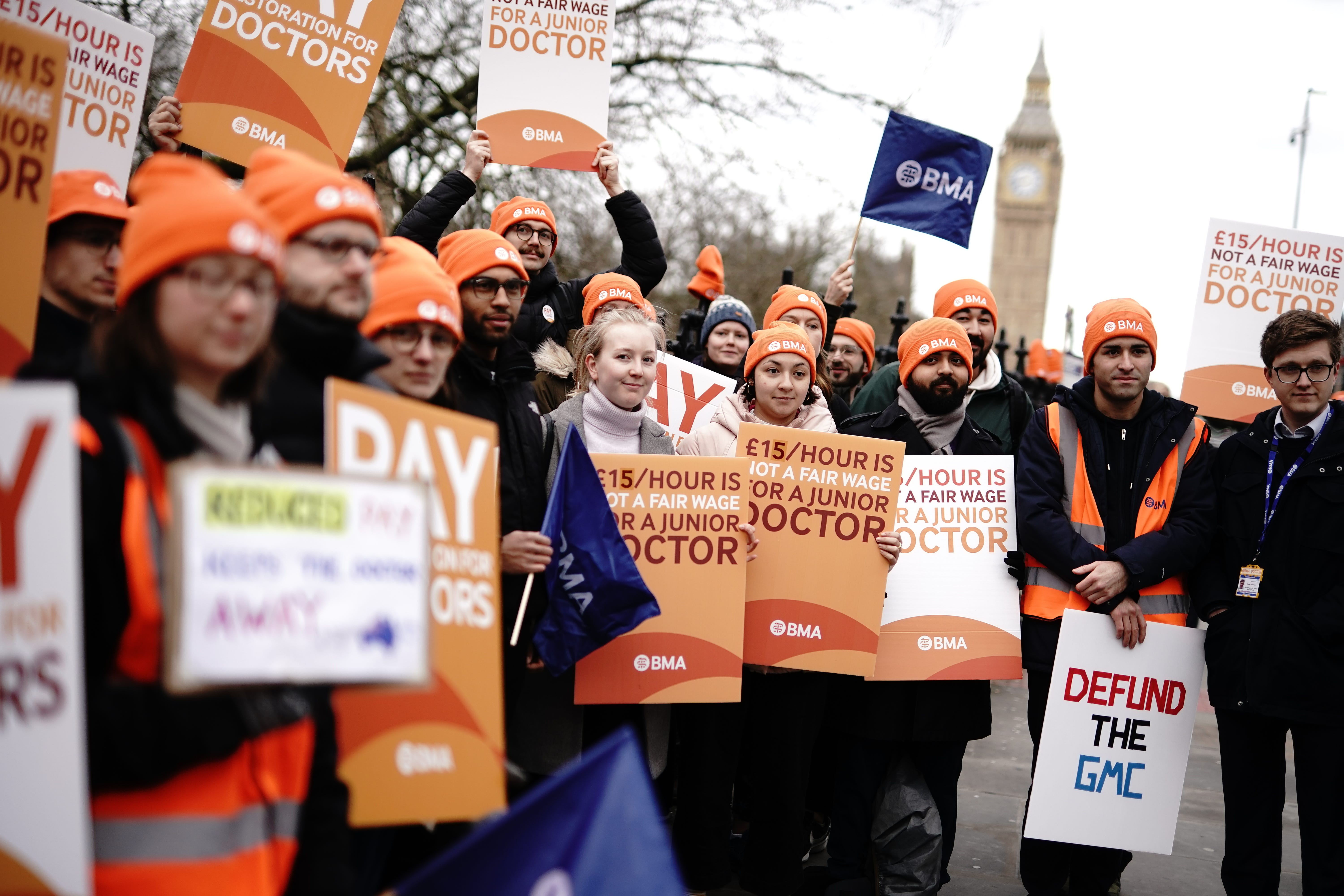 Junior doctors in England to hold strike talks with government, NHS