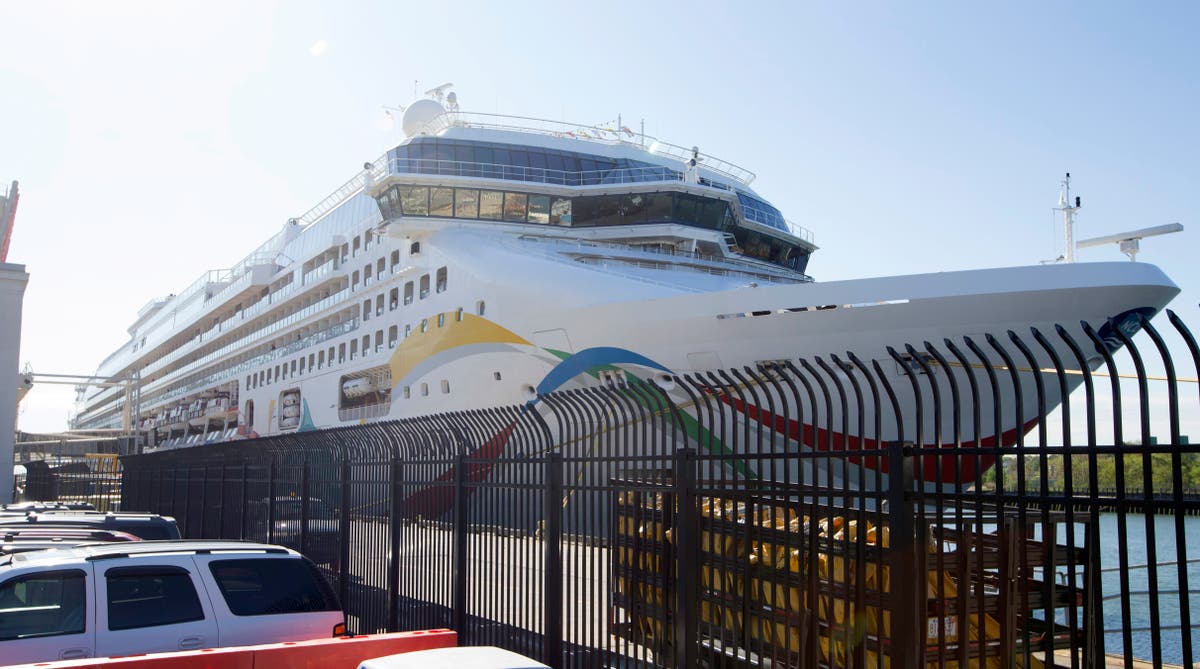 US cruise ship finally allowed to dock in Mauritius after tests show no cholera aboard
