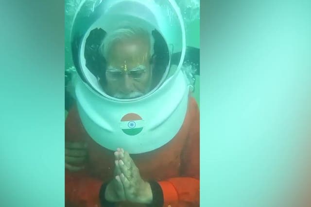 <p>Watch: Narendra Modi dives to pray underwater at ‘lost’ temple in Gujarat.</p>