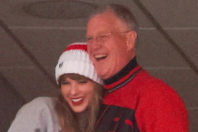 <p>Taylor Swift hugs Scott Kingsley Swift while the Kansas City Chiefs and the New England Patriots play at Gillette Stadium on 17 December 2023 in Foxborough, Massachusetts</p>