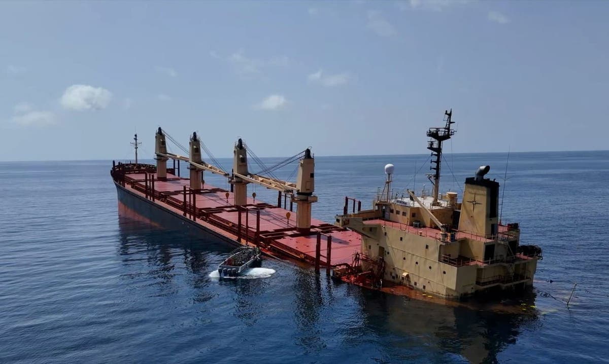 イエメンで反政府勢力フーシ派に攻撃された英国船が紅海に沈没