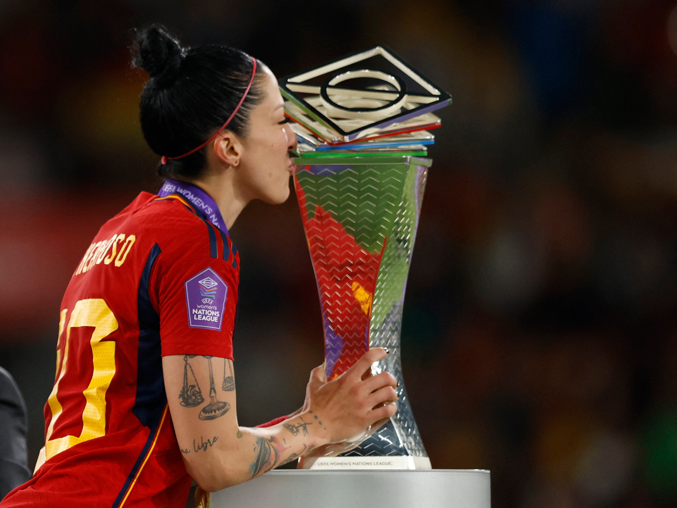 Hermoso kisses the Nations League trophy
