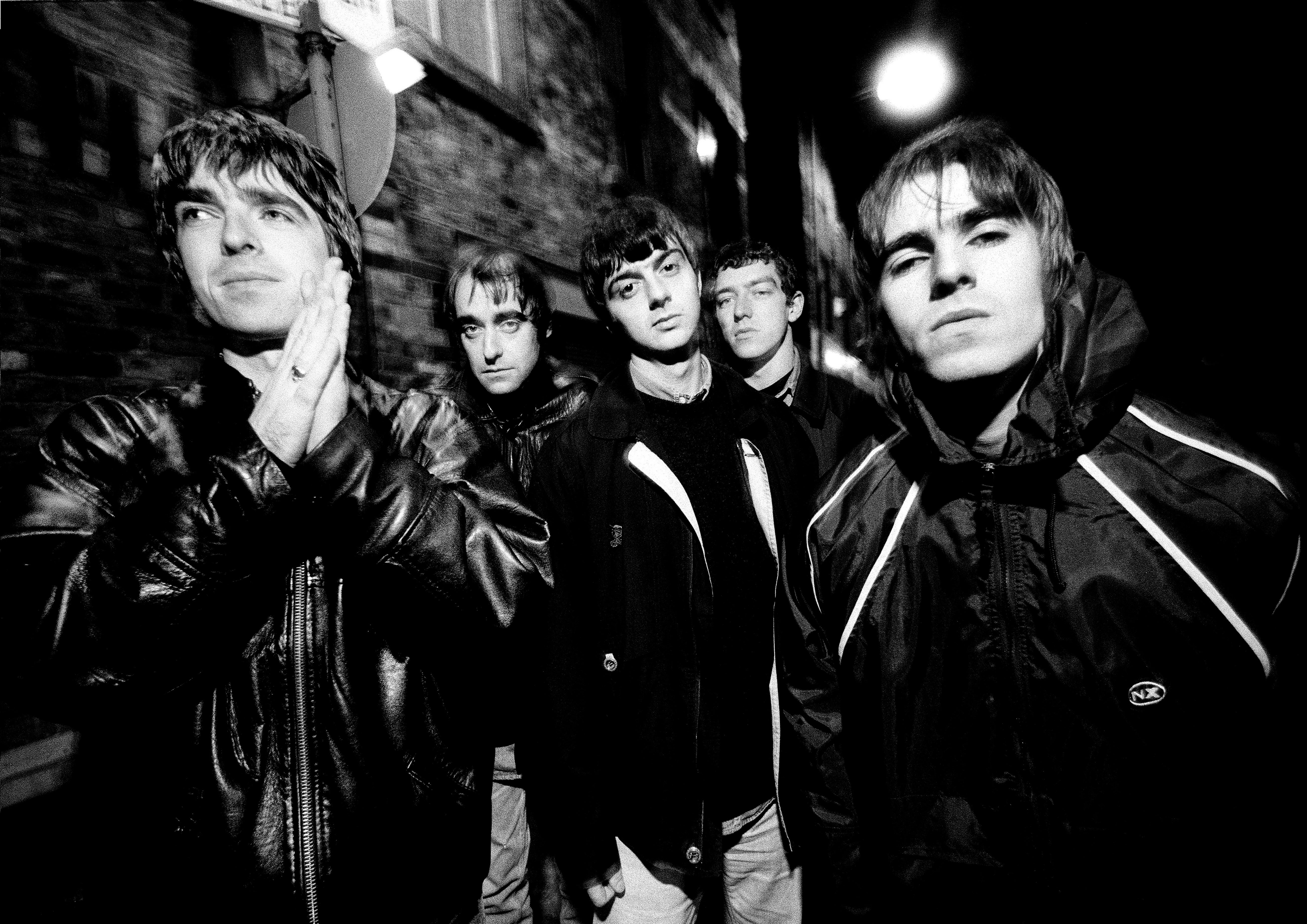 Retrato de grupo do Oasis em Manchester em 29 de novembro de 1993. LR Noel Gallagher, Paul Arthurs (também conhecido como Bonehead), Paul McGuigan, Tony McCarroll, Liam Gallagher