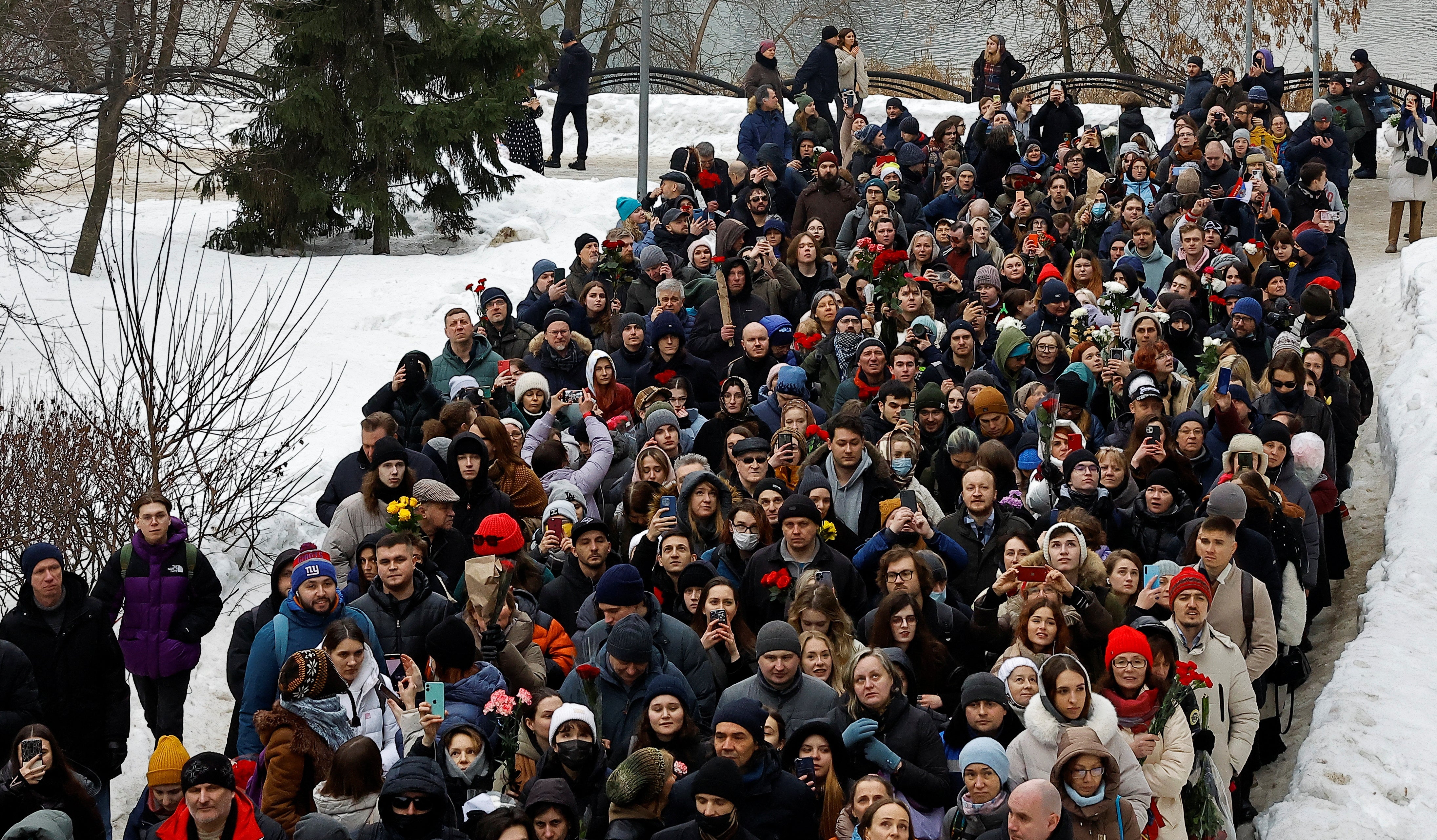 People walk towards the Borisovskoye cemetery during the funeral of Russian opposition politician Alexei Navalny