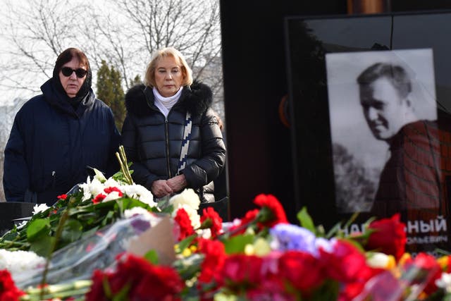 <p>Alexei Navalny’s mother, left, visits his grave for a second day  </p>