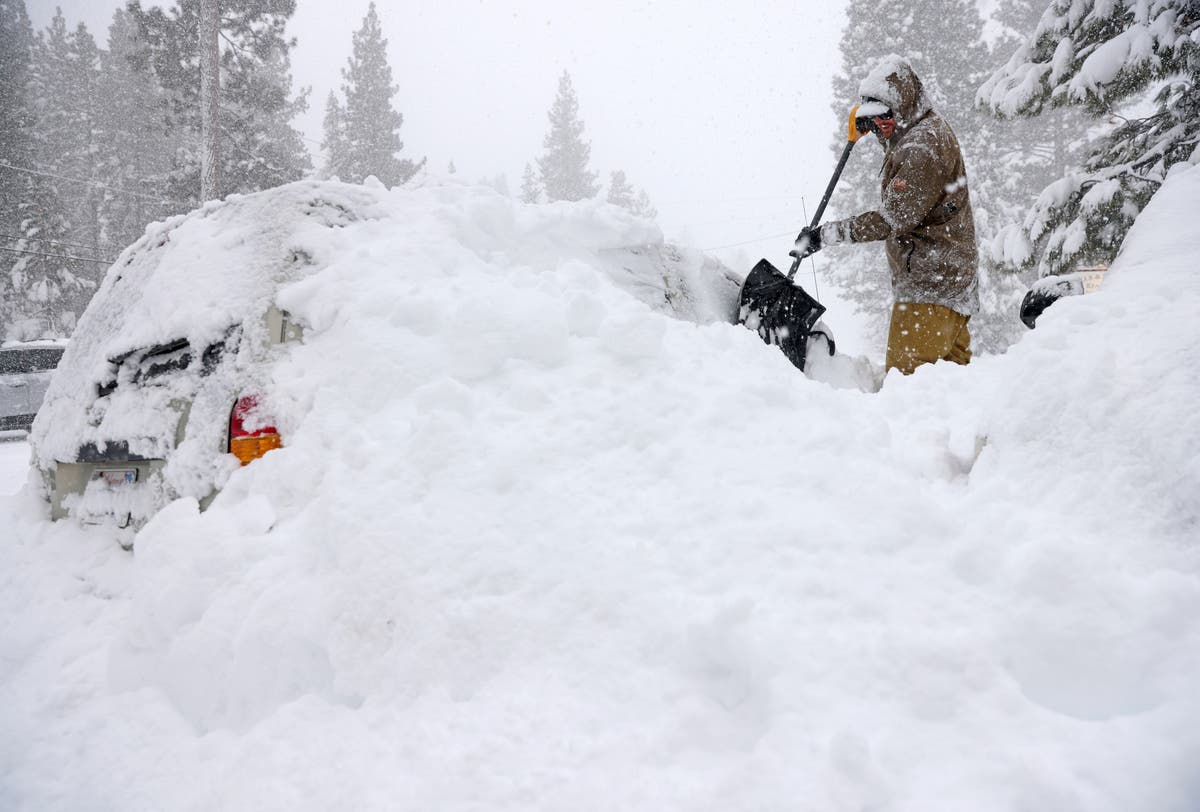カリフォルニアの猛吹雪で雪と強風が続くため道路やスキー場を閉鎖：ライブアップデート