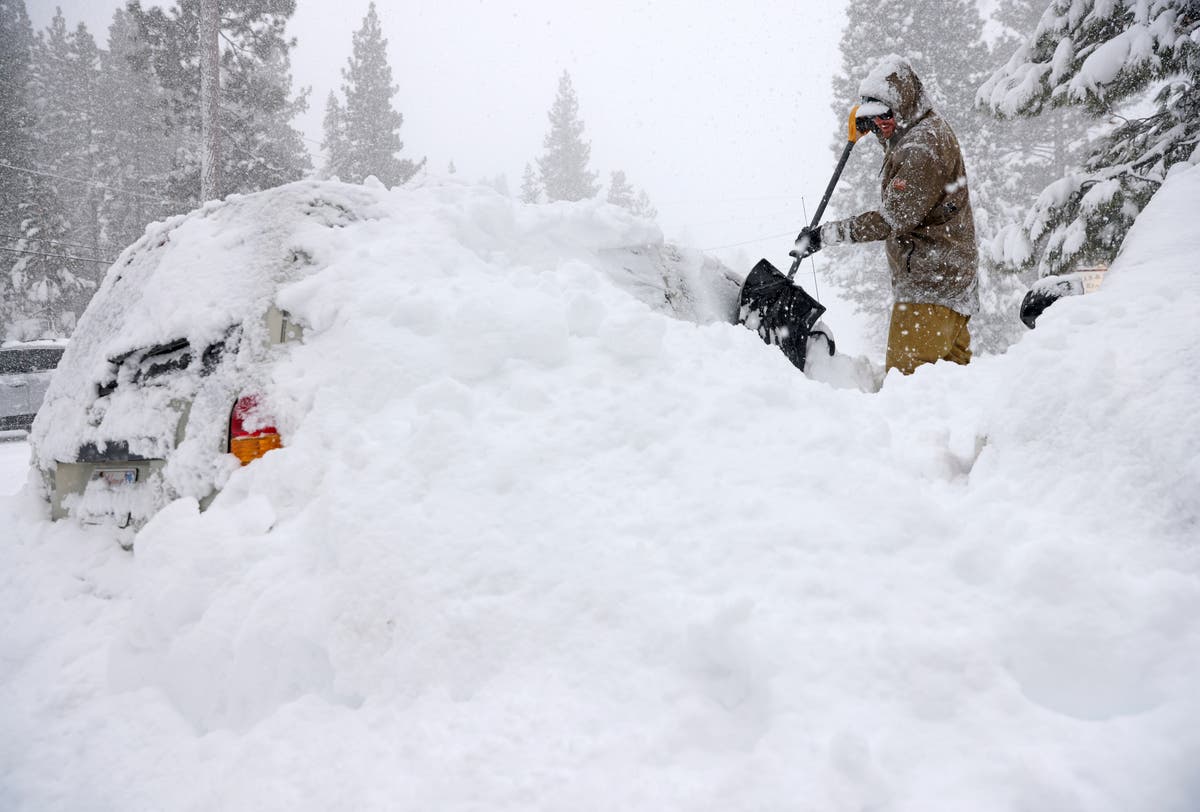 California Storm Blizzard Brings 100mph Winds and 12ft of Snow to California Storm Blizzard Brings 100mph Winds and 12ft of Snow to