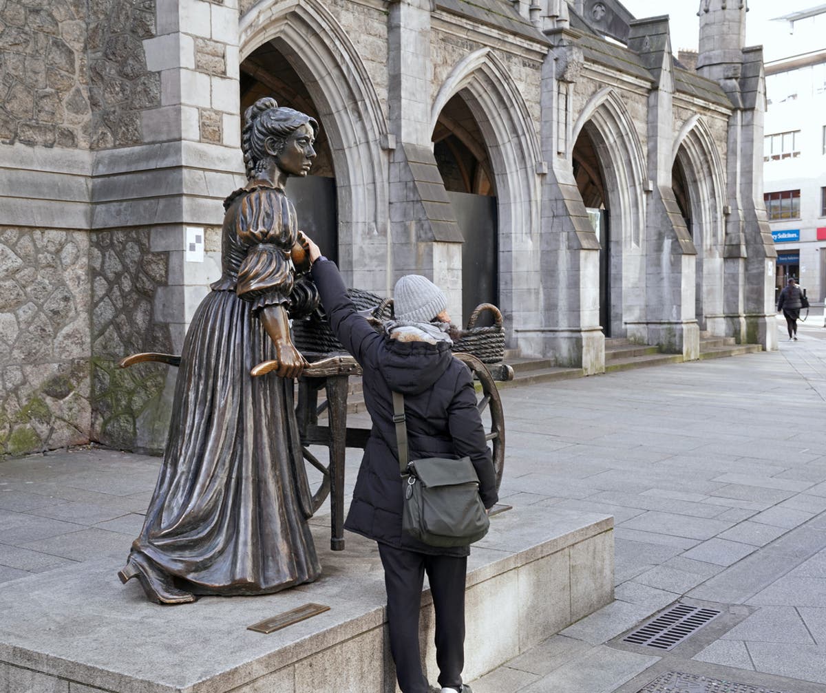 Dublin tourists asked to stop groping the breasts of Molly Malone statue