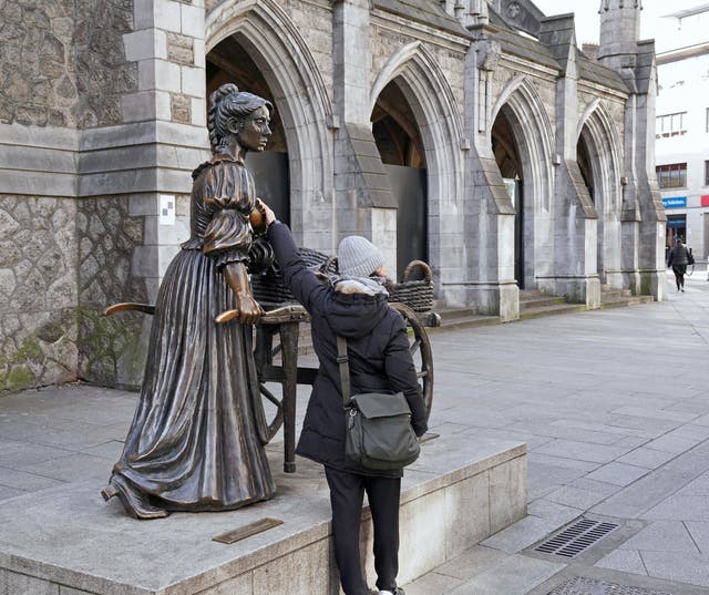 <p>Touching the breasts on the Molly Malone statue is a Dublin tradition</p>