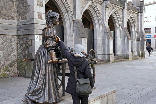 <p>Touching the breasts on the Molly Malone statue is a Dublin tradition</p>