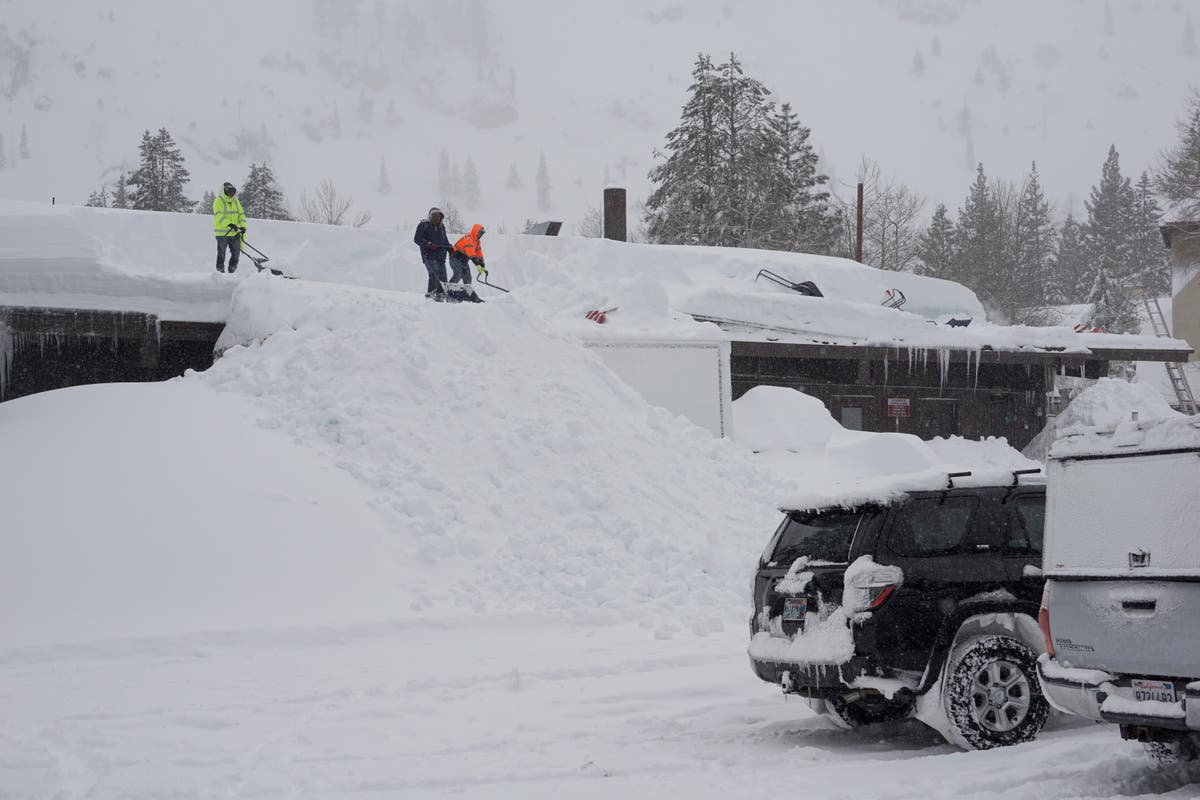 Ein heftiger Schneesturm trifft auf die Berge der Sierra Nevada in Kalifornien und sperrt die Hauptstraße, da noch mehr Schnee fällt: Live