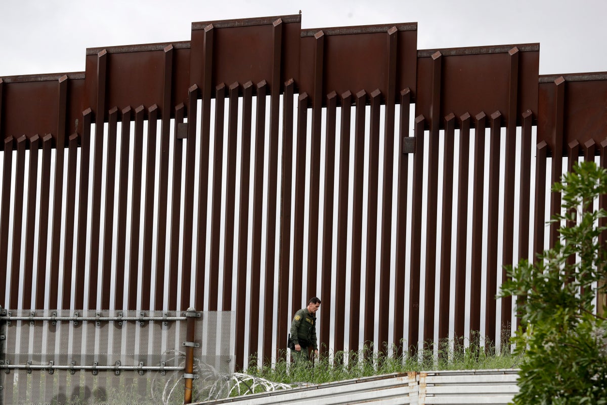 Falls from US-Mexico border wall in San Diego hospitalize 10 in a day