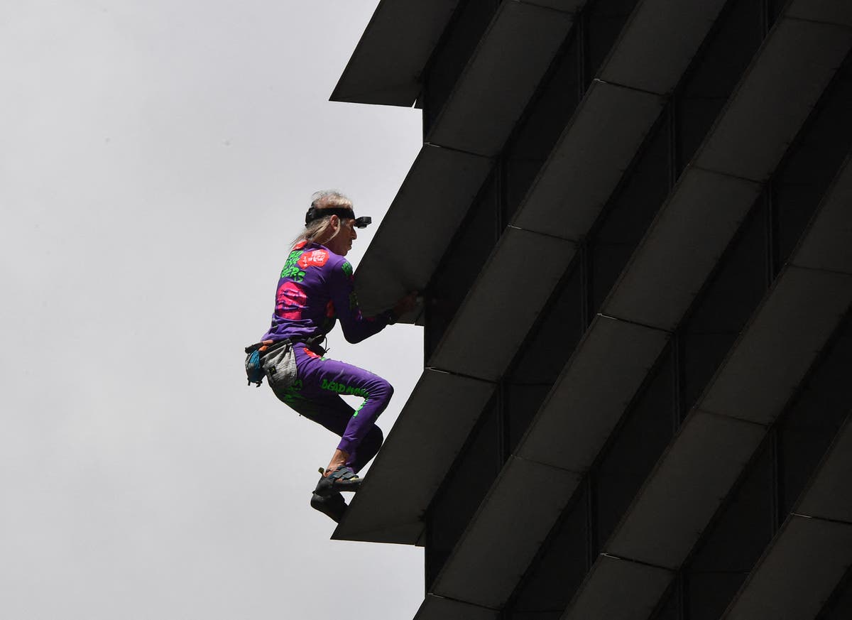 Alain Robert : Un grimpeur libre connu sous le nom de « French Spider-Man » escalade un gratte-ciel à Manille