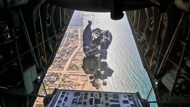 <p>The US military airdrops aid onto Gaza beach </p>