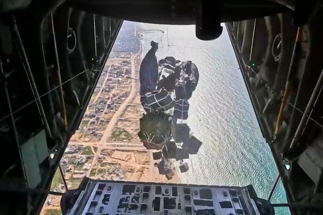 <p>The US military airdrops aid onto Gaza beach </p>