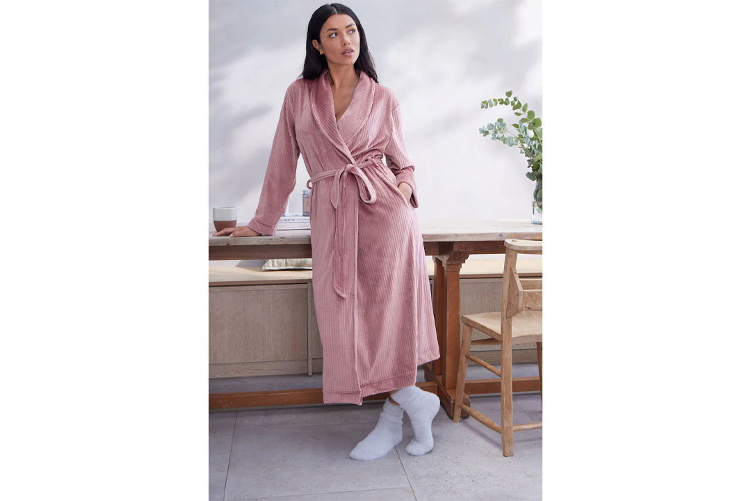 PAVILIA Women Hooded Plush Soft Robe | Fluffy Warm Fleece Sherpa Shaggy  Bathrobe, Black, Small-Medium : Amazon.in: Home & Kitchen