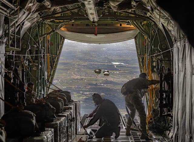 <p>Jordanian soldiers release aid via parachutes over Gaza</p>