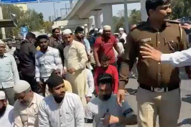 <p>Police man seen shouting at people offering namaz on road</p>
