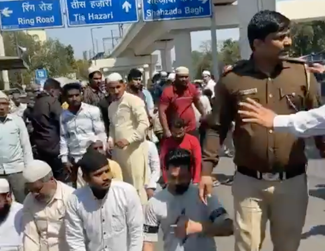 <p>Police man seen shouting at people offering namaz on road</p>