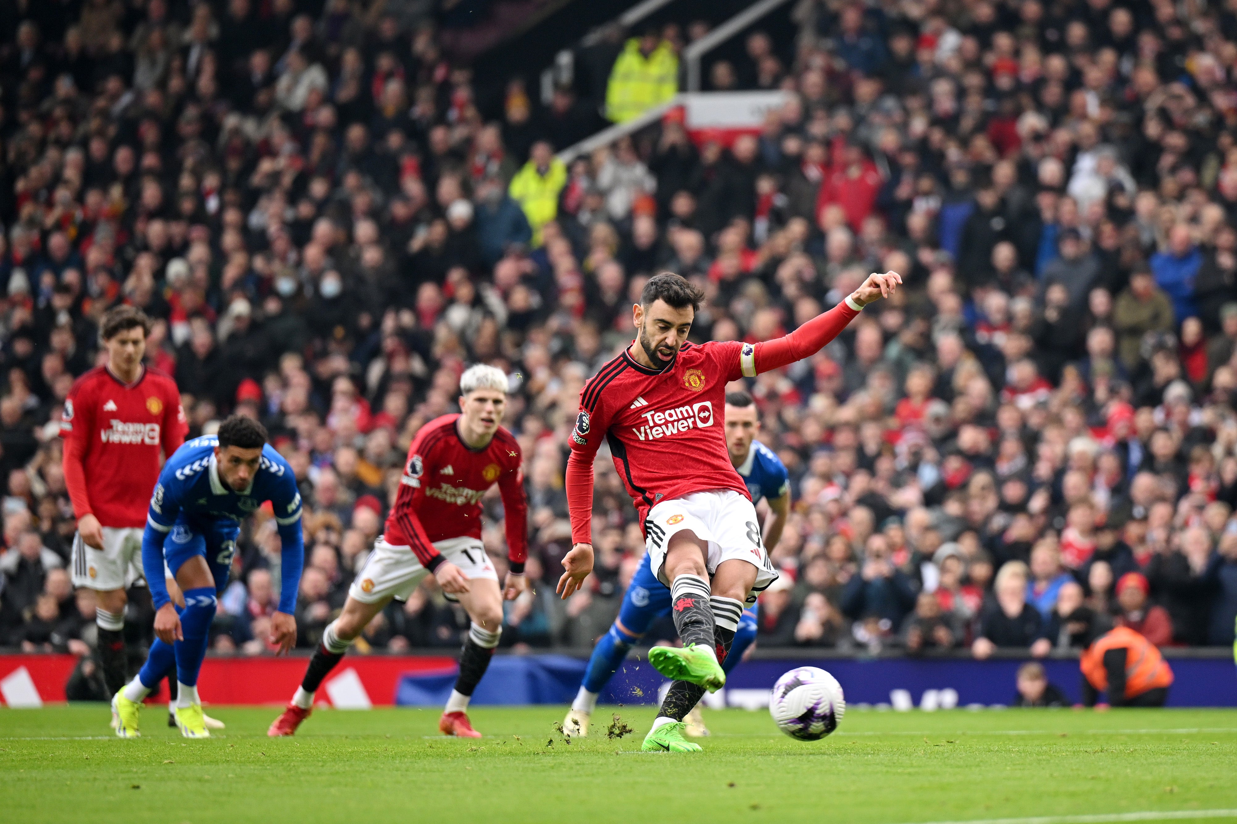 Bruno Fernandes scores the first penalty