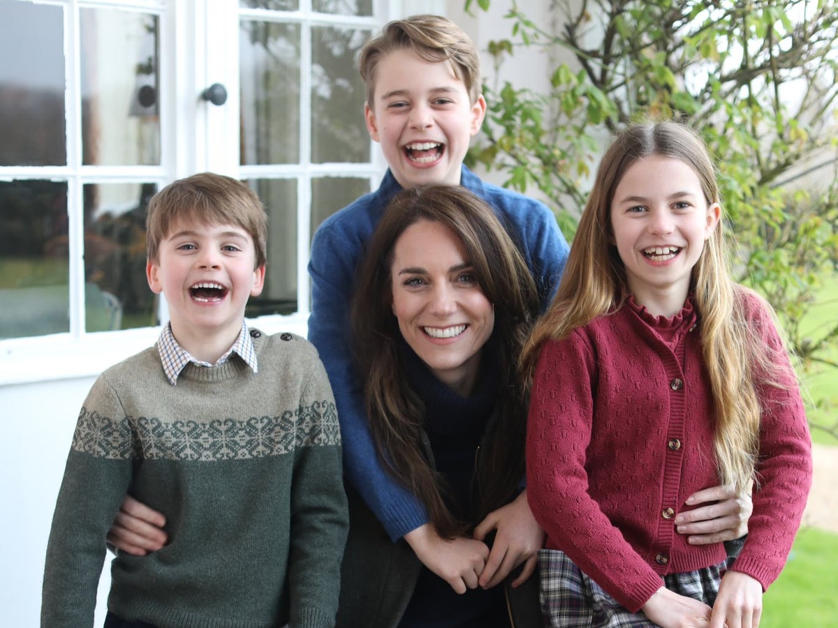 Kate apologises over editing family photo as royals under pressure to release undoctored image