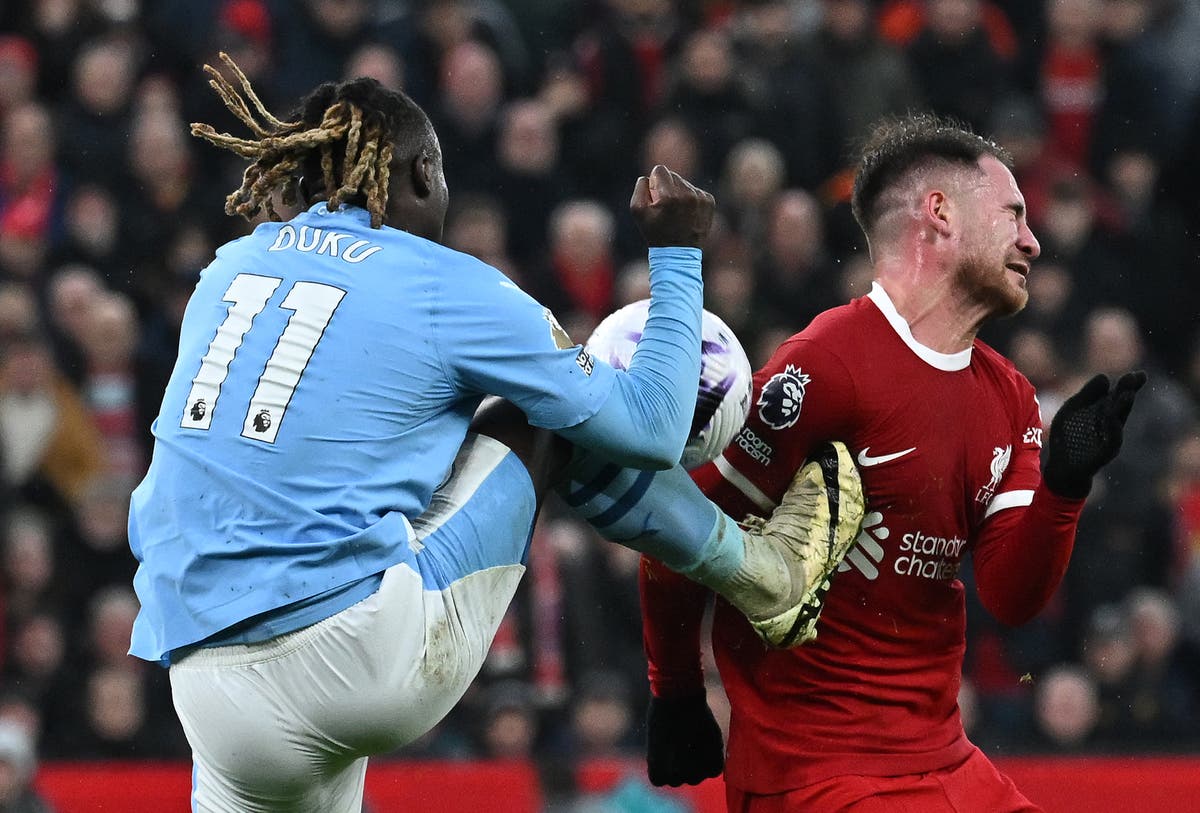 Alexis McAllister reagiert auf die späte Elfmeterentscheidung im Spiel von Liverpool gegen Manchester City