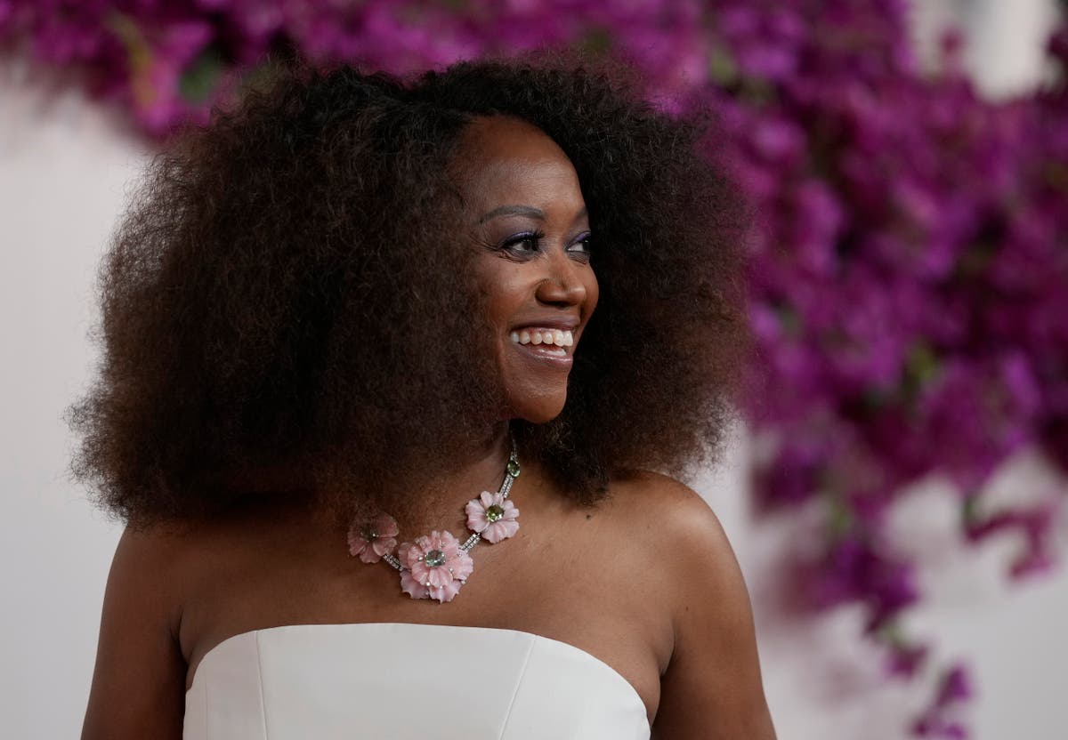 The Oscars carpet opens with strong metallics, reds and some Old Hollywood glam