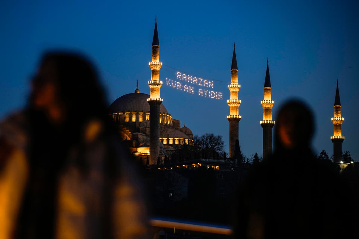 Bir Türk zanaatkar, onlarca yıldır Ramazan ayında İstanbul'un siluetini aydınlatıyor.  Bu son olabilir